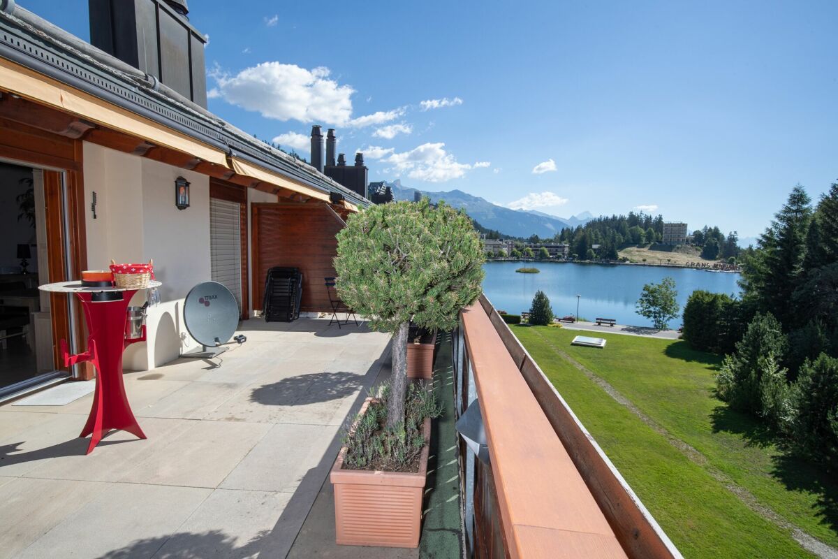 Seeblick von einer Terrasse