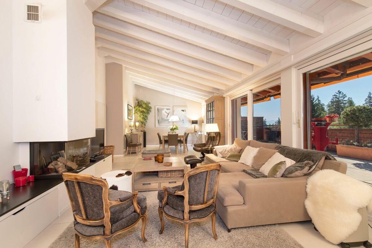 Helles Wohnzimmer mit Kamin und Terrasse