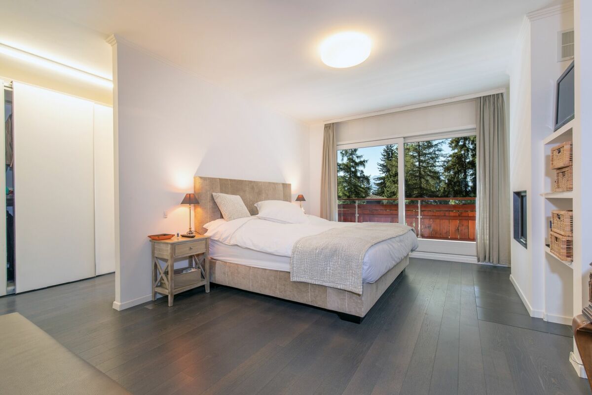 Helles Schlafzimmer mit Balkonblick