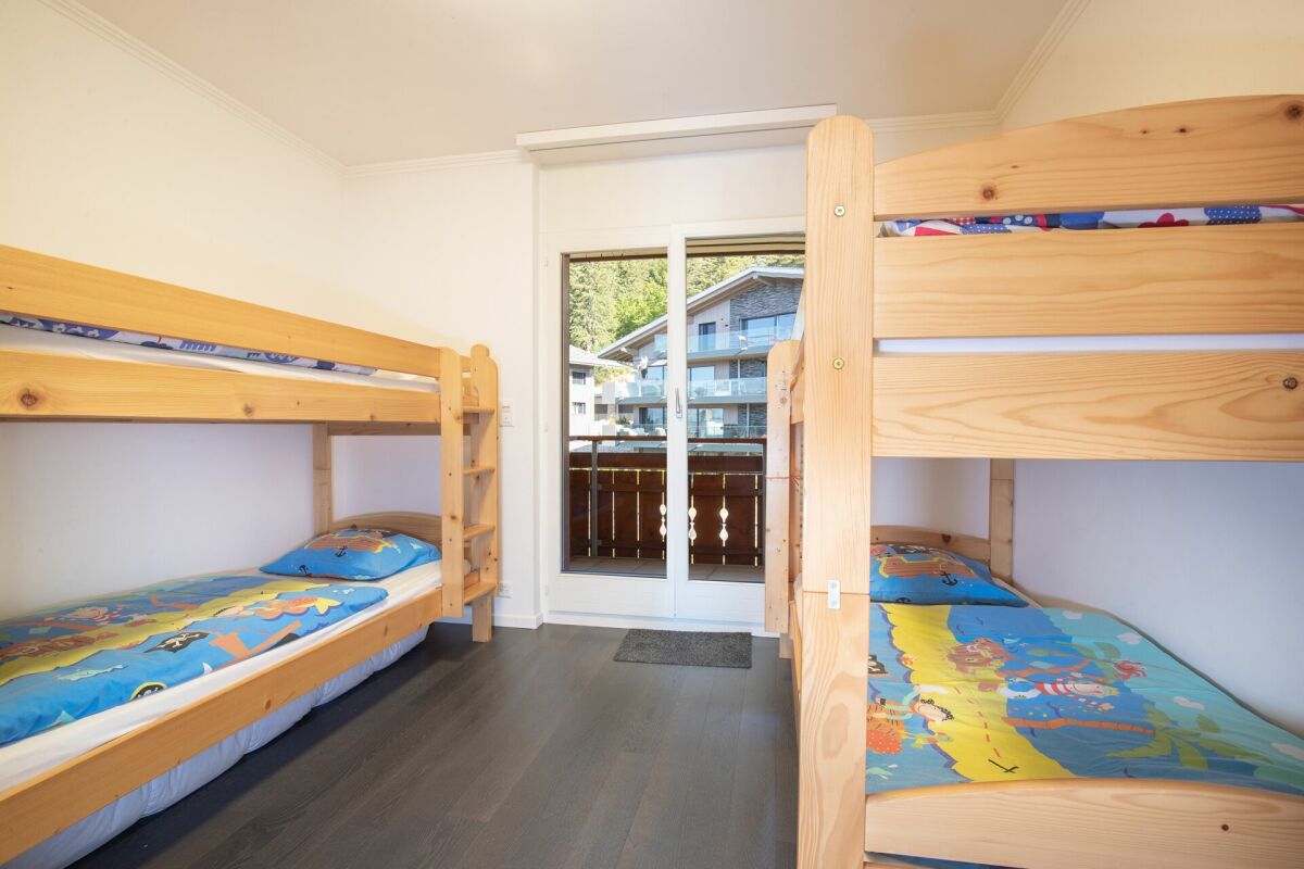 Kinderzimmer mit Etagenbetten und Balkonzugang