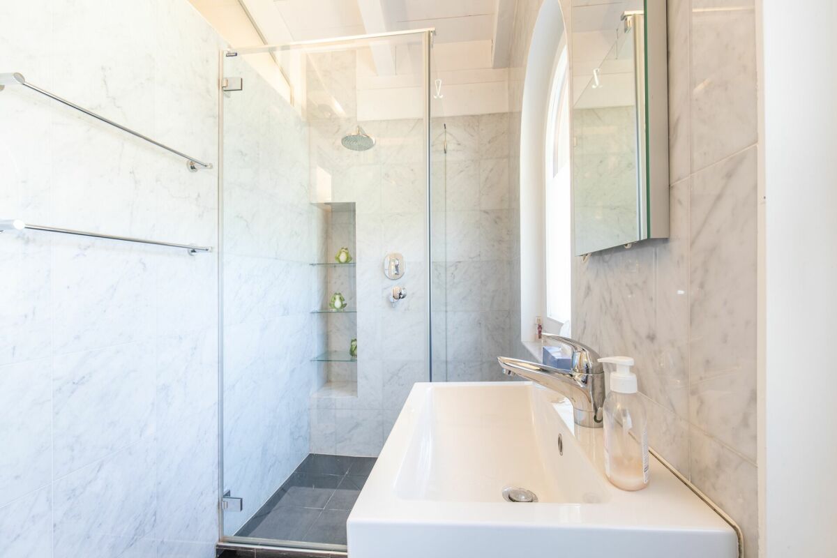 Modernes Badezimmer mit begehbarer Dusche und Waschbecken