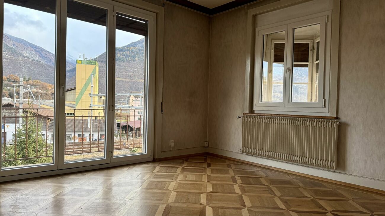 Leerer Raum mit großem Fenster und Blick in die Berge