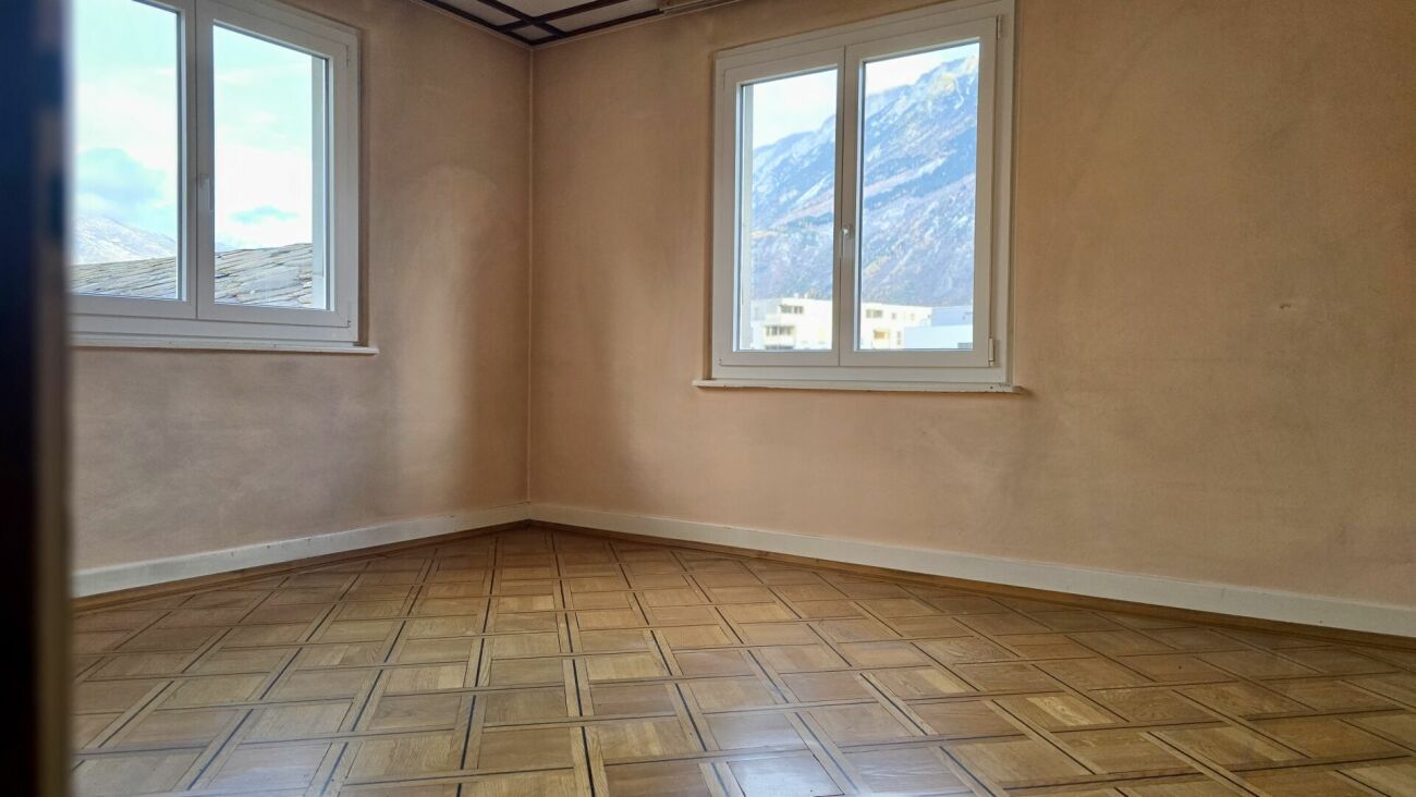 Leerer Raum mit Blick auf Berge