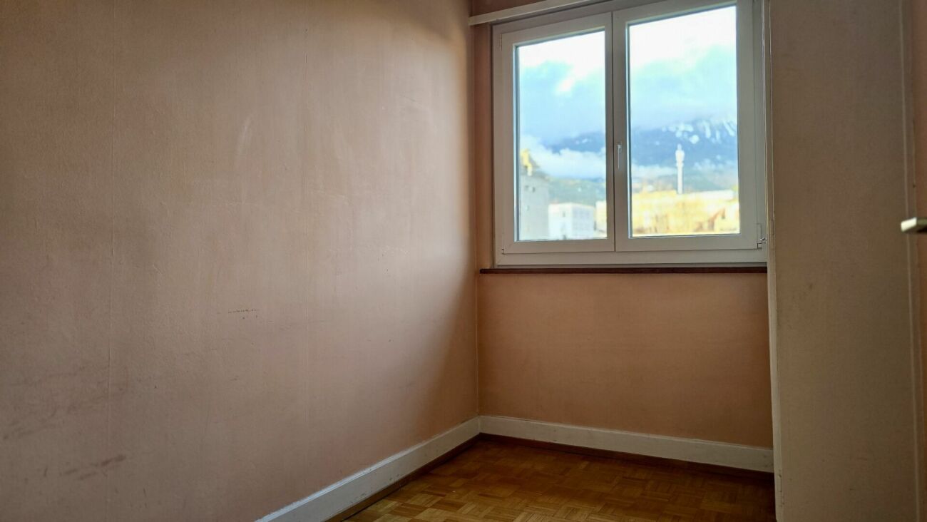 Leerer Raum mit Fensterblick auf Berge
