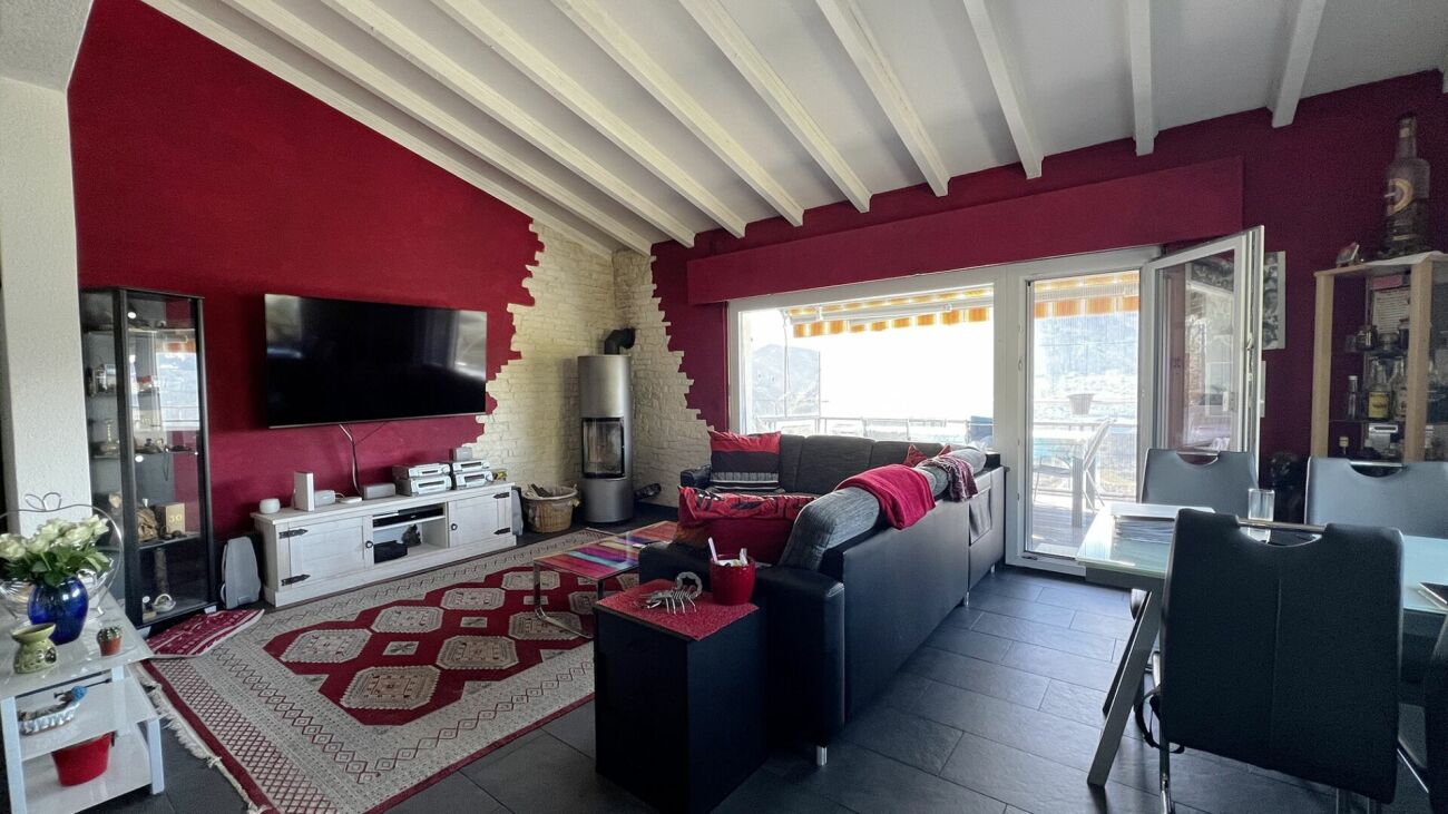 Wohnzimmer mit Kamin und Balkonzugang