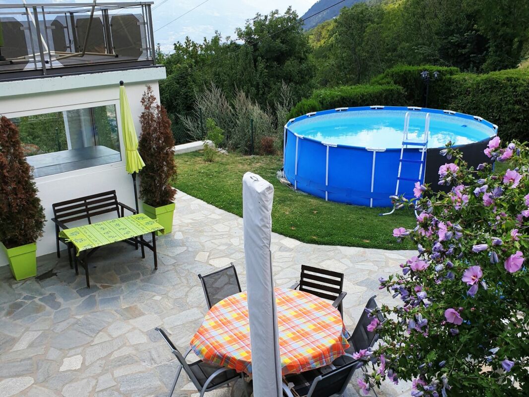 Garten mit Pool und Terrasse