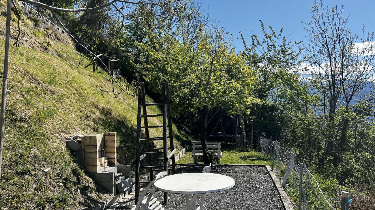 Hügelgarten mit Terrasse und Bergblick