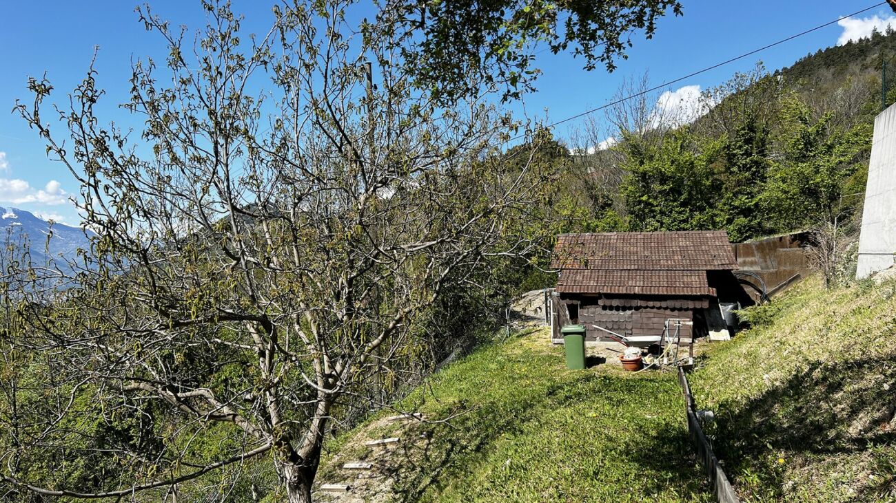 Hang mit kleiner Nebengebäudeanlage