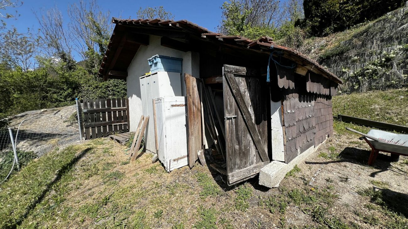 Kleine Gartenhütte am Hang