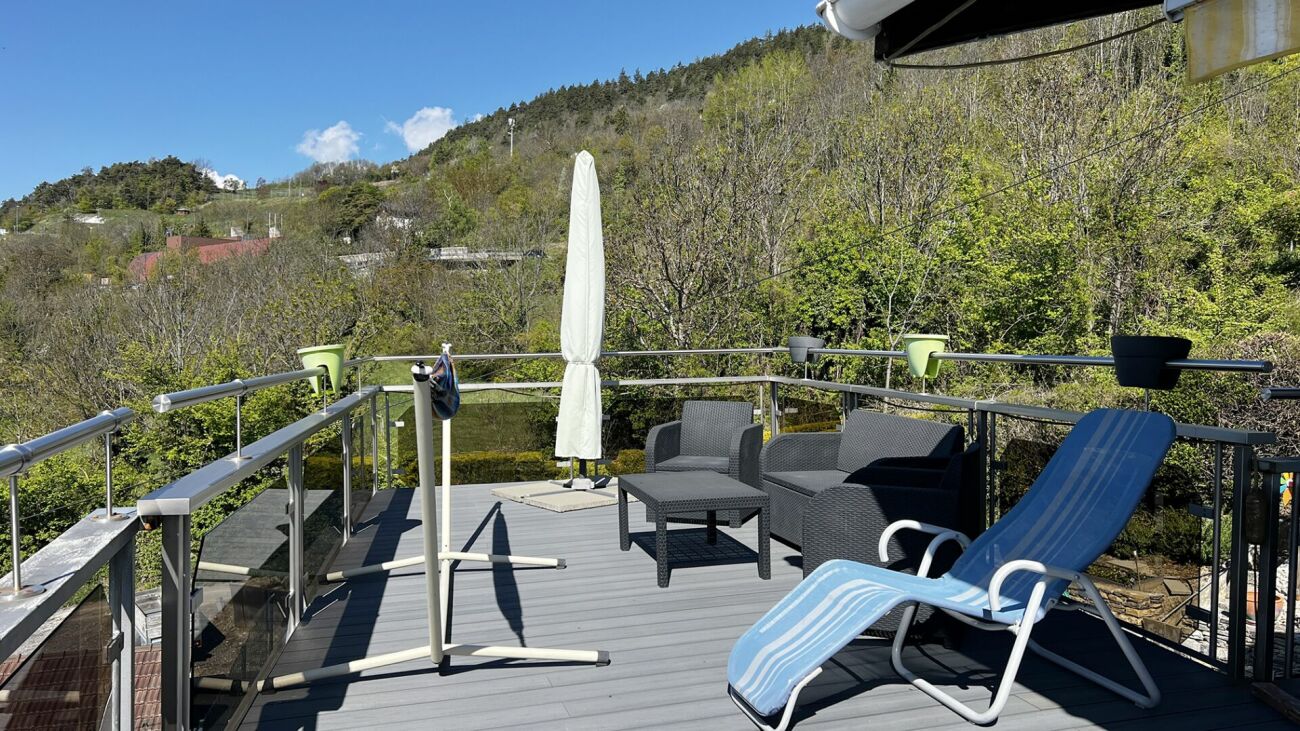 Terrasse mit Sitzgruppe und Liegestuhl