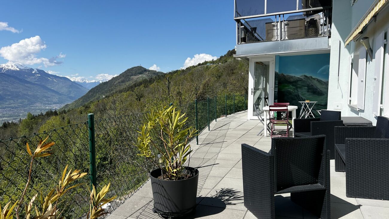 Balkon mit Bergpanorama