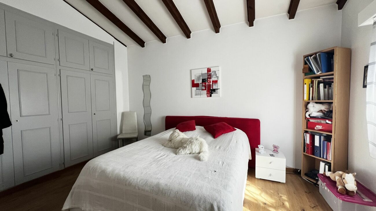 Schlafzimmer mit Dachbalken und Einbauschrank
