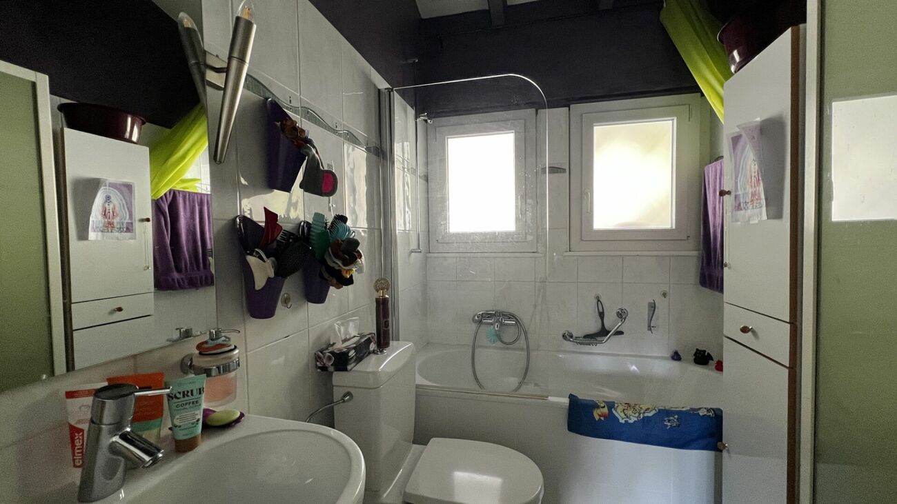 Kompaktes Badezimmer mit Badewanne und Fenster