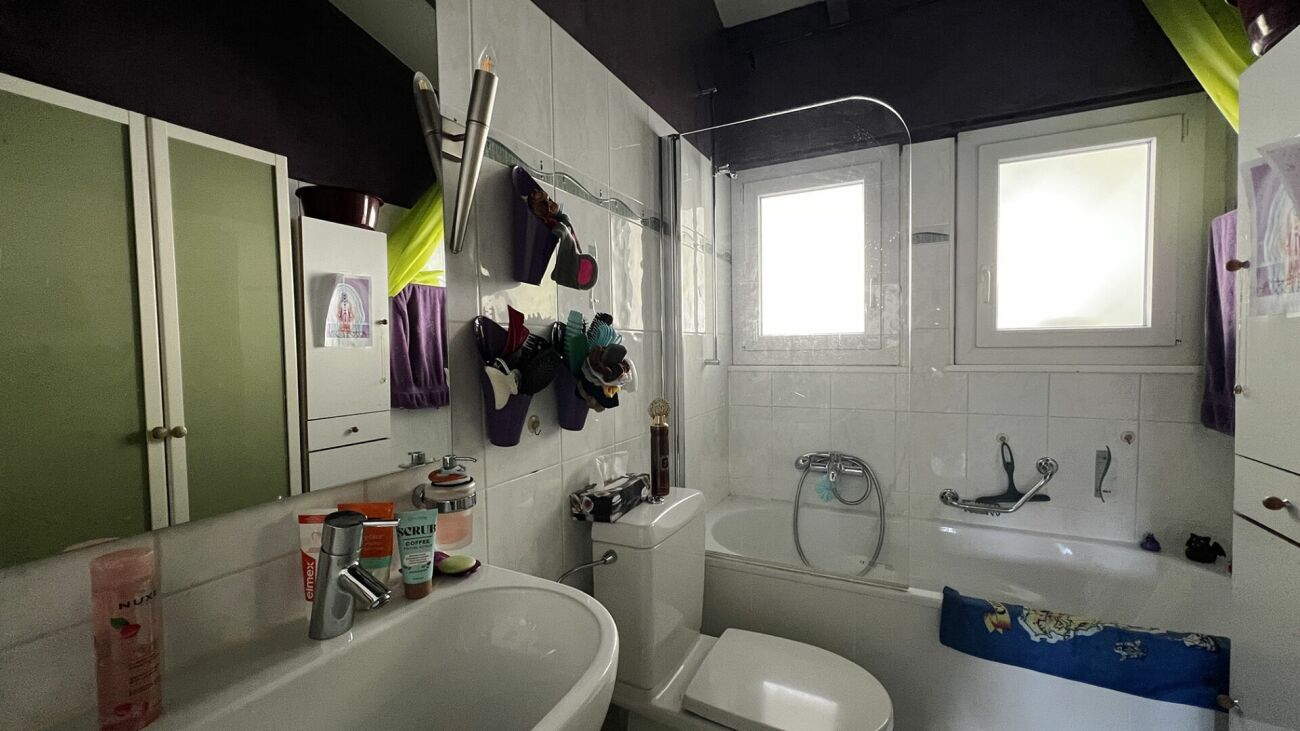Kompaktes Badezimmer mit Badewanne und Waschbecken
