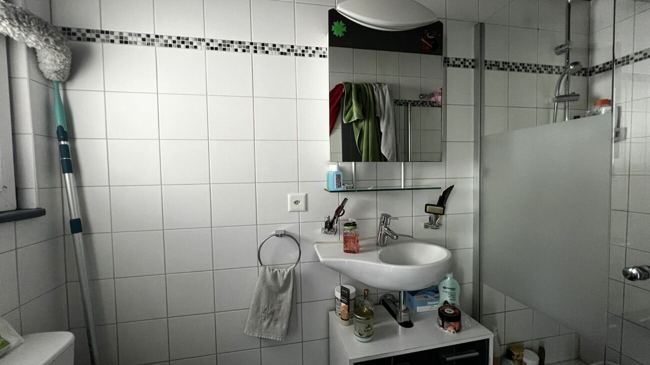 Badezimmer mit Dusche und Waschbecken
