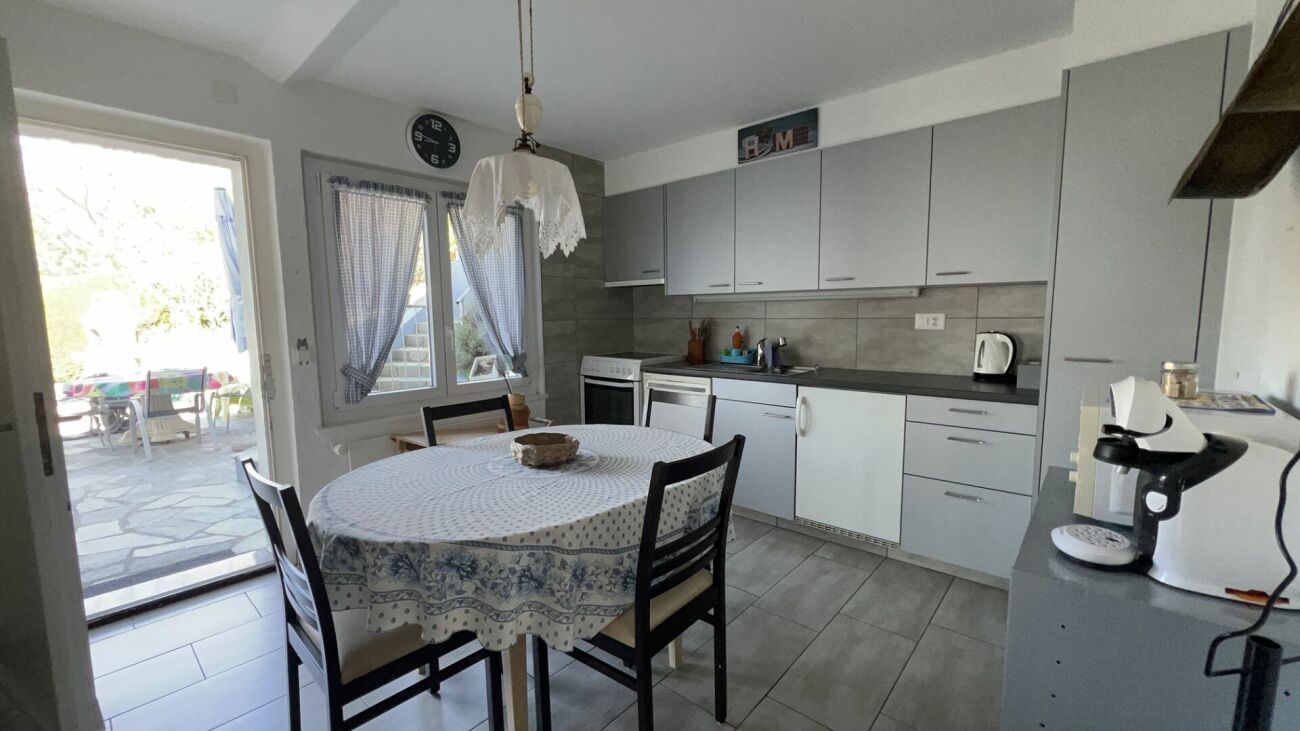 Helle Wohnküche mit Zugang zur Terrasse