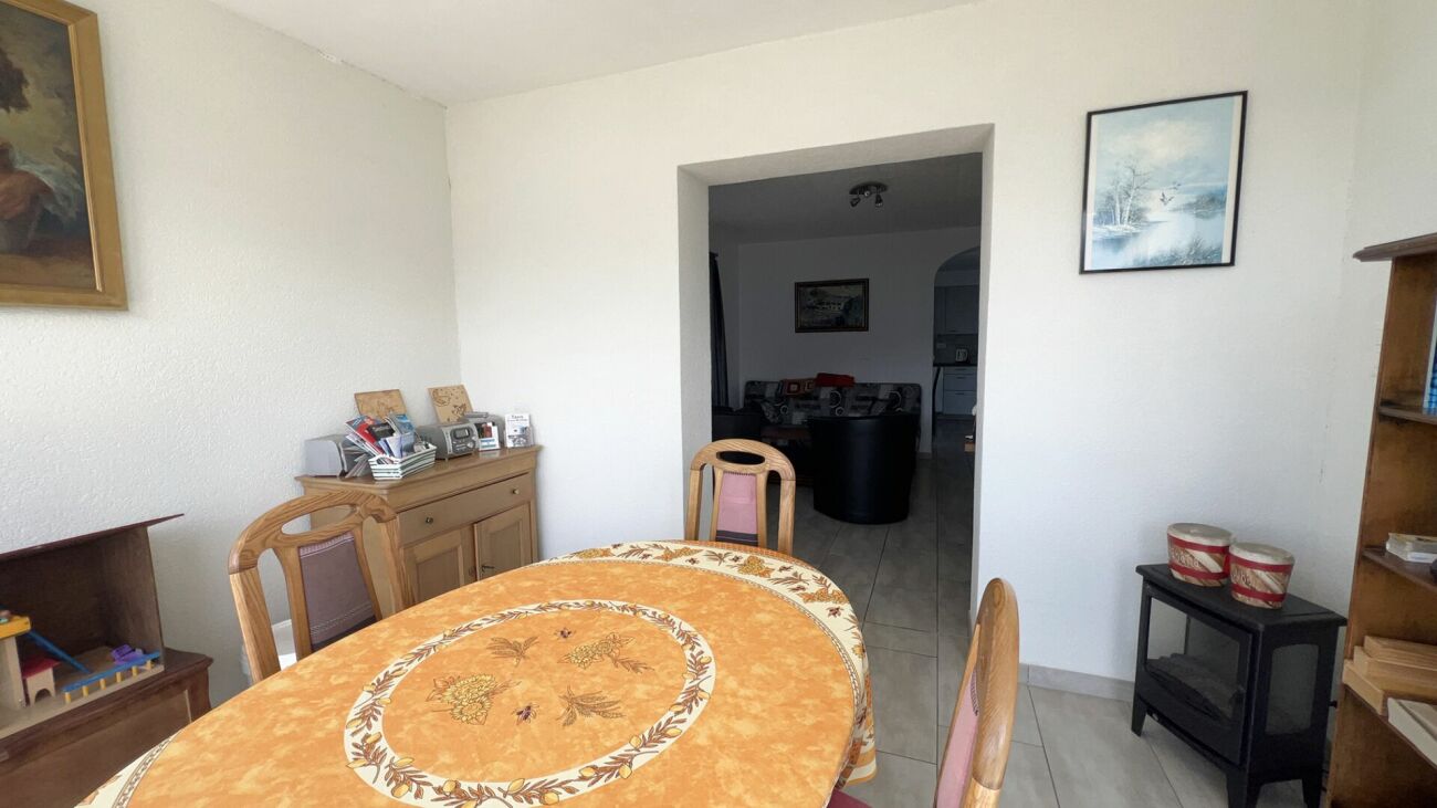 Esszimmer mit Durchgang zum Wohnbereich