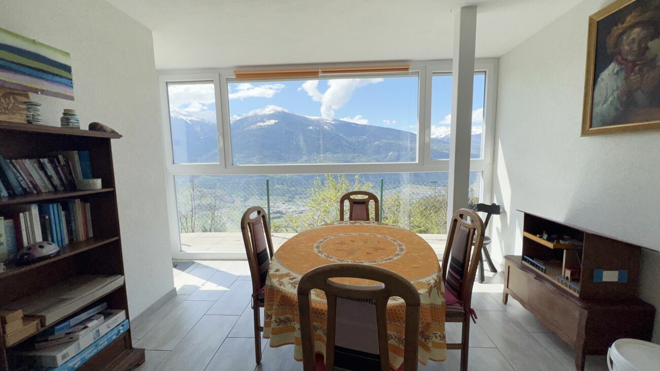 Esszimmer mit Panoramablick auf die Berge