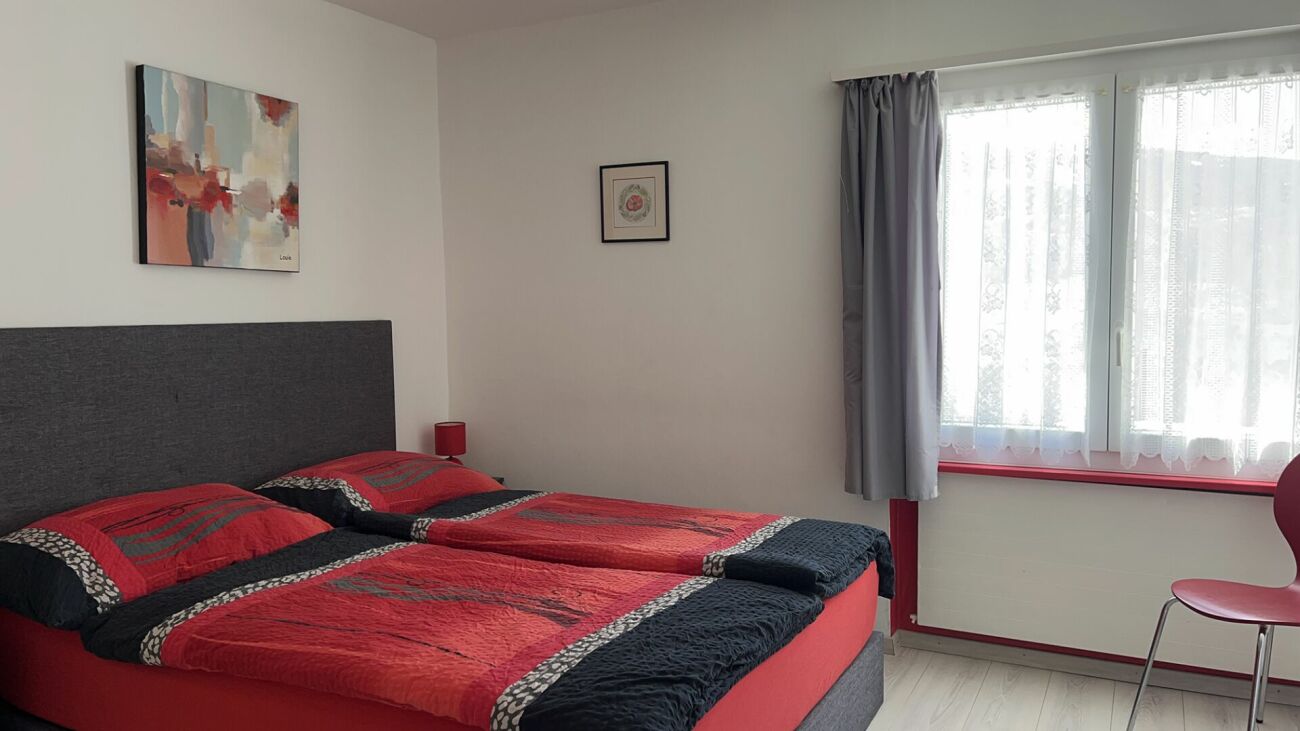 Schlafzimmer mit Doppelbett und Fenster
