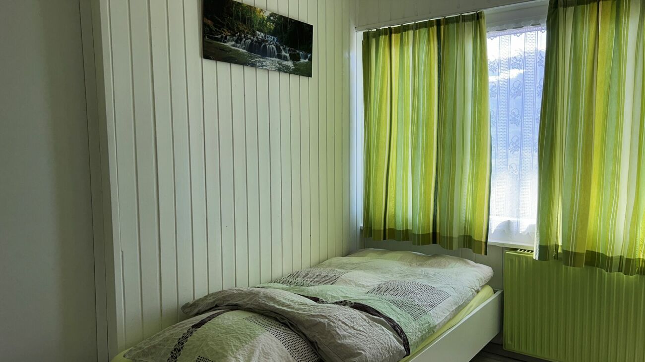Kleines Schlafzimmer mit grünem Tageslicht