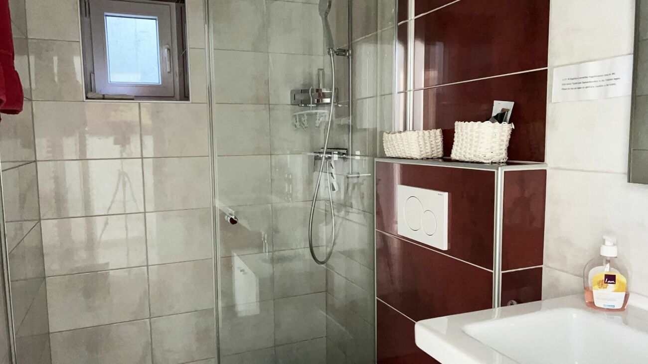 Badezimmer mit begehbarer Dusche