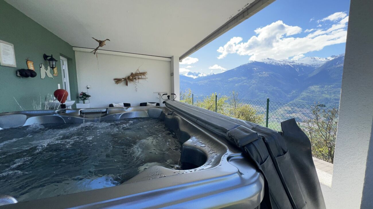 Terrasse mit Whirlpool und Bergblick