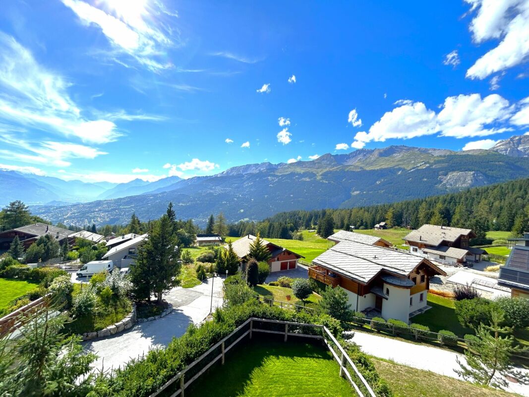 Alpenpanorama mit Häusern