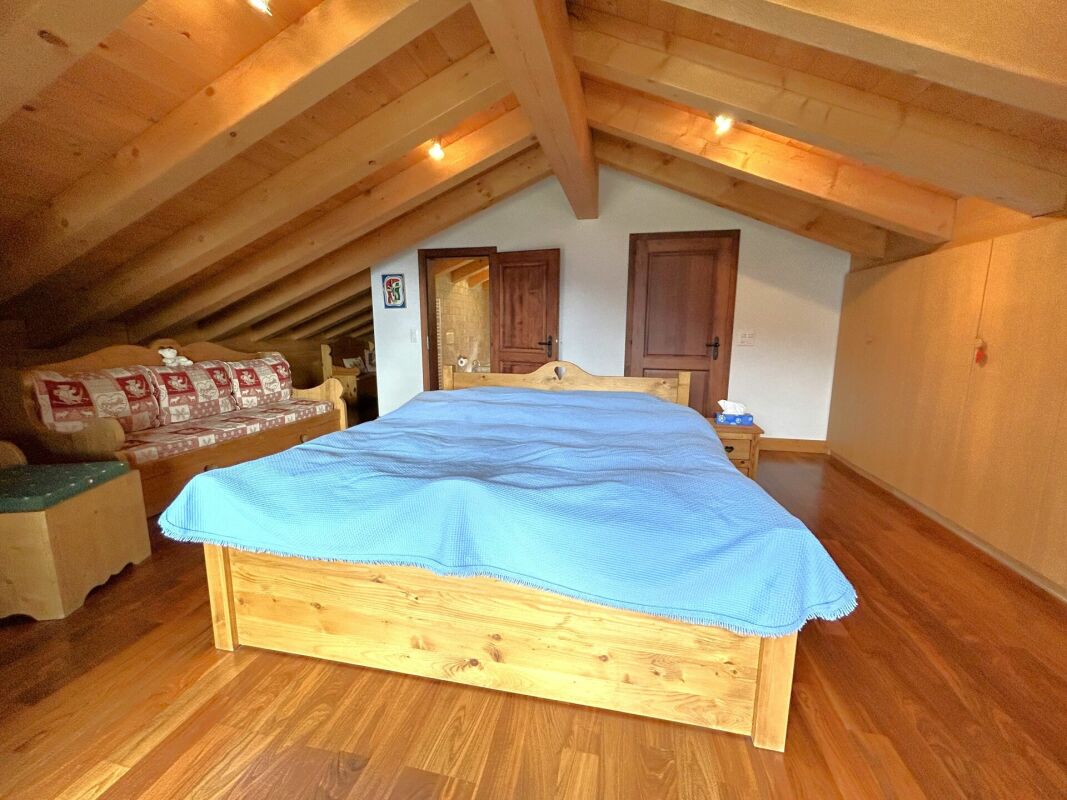 Dachgeschoss-Schlafzimmer mit Holzdecke