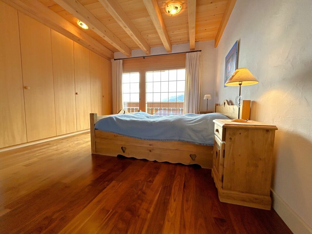 Gemütliches Schlafzimmer mit Holzdecke