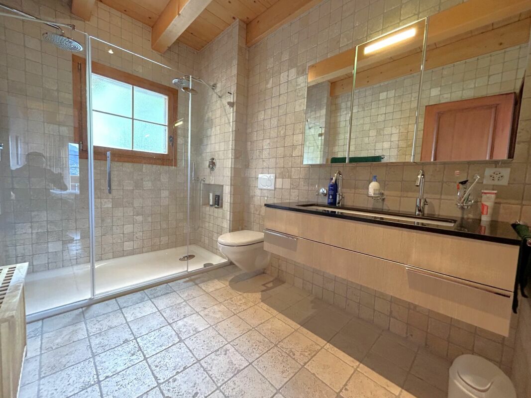 Modernes Badezimmer mit Walk-in-Dusche und Doppelwaschtisch