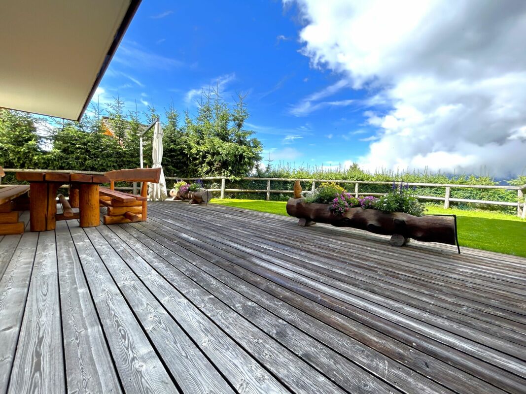 Terrasse mit Holzdeck und Gartenblick