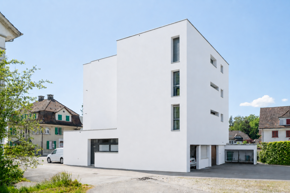 Modernes weißes Wohnhaus mit klarer Kubatur