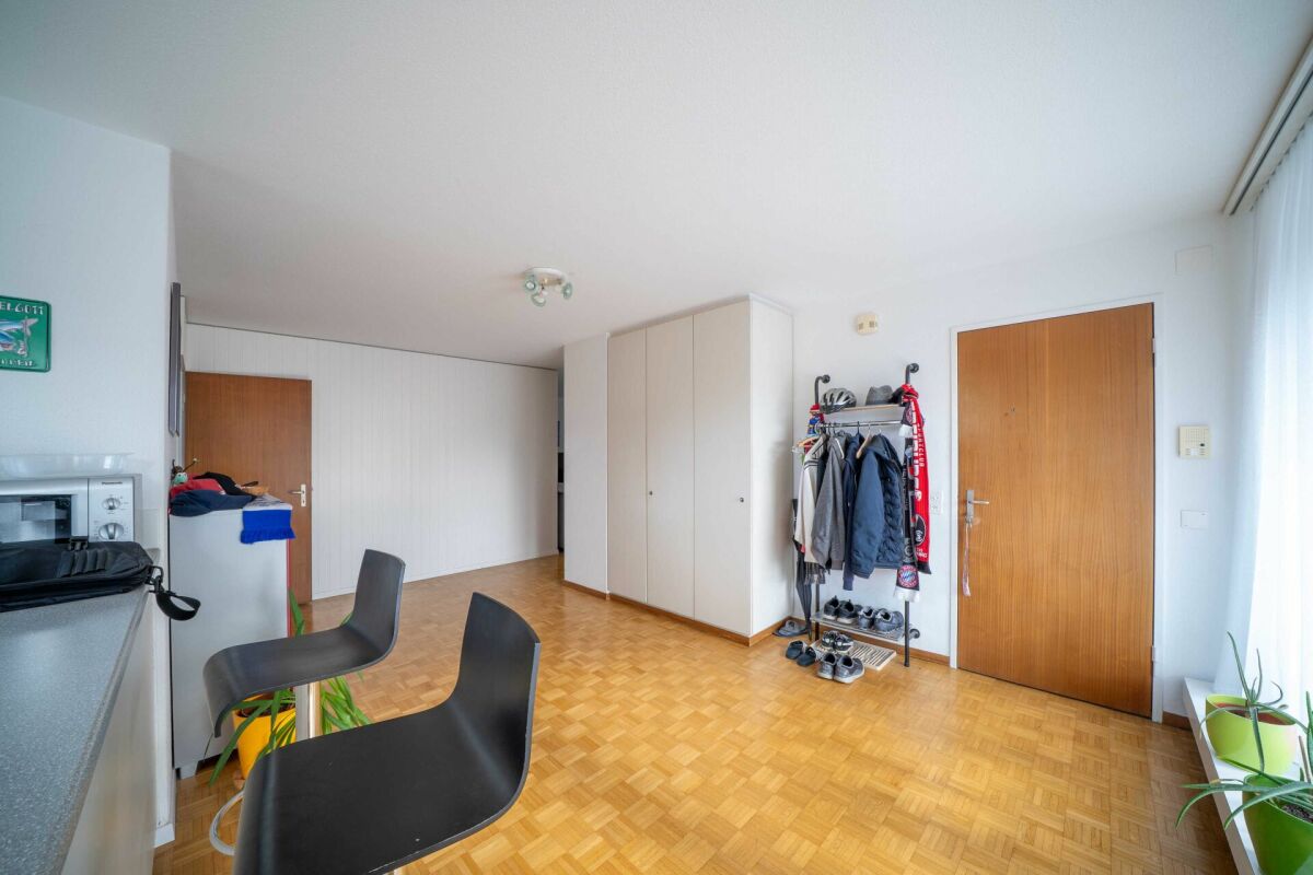 Helles Zimmer mit Parkettboden und Stauraum