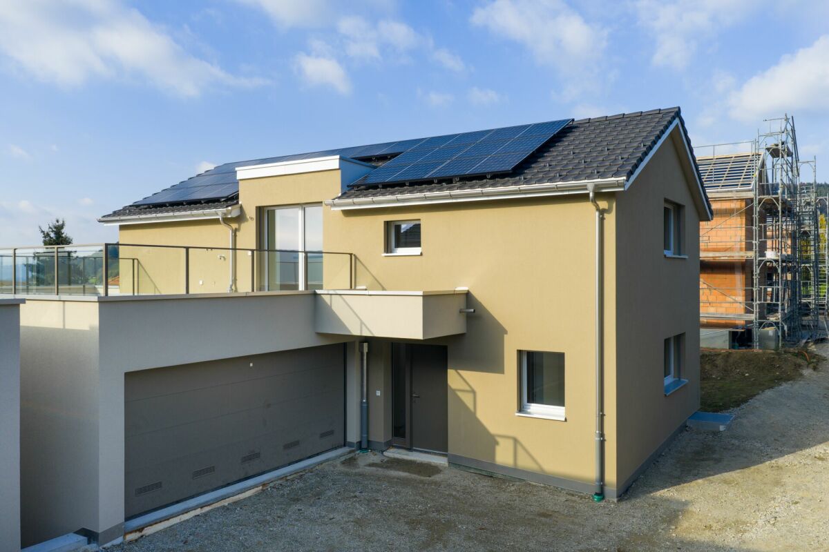 Modernes Wohnhaus mit Photovoltaik und Garage