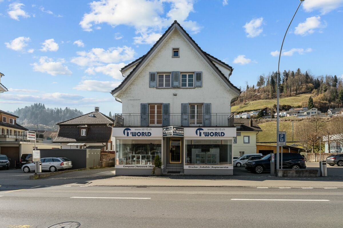 Gemischt genutztes Haus mit Ladenlokal