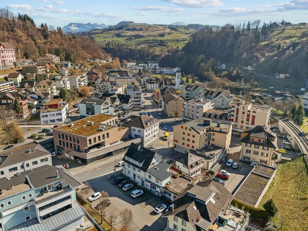 Städtische Luftaufnahme eines alpinen Ortes
