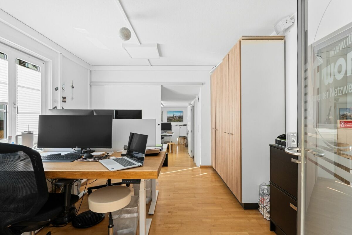 Büro- bzw. Arbeitszimmer mit Blick in einen Flur