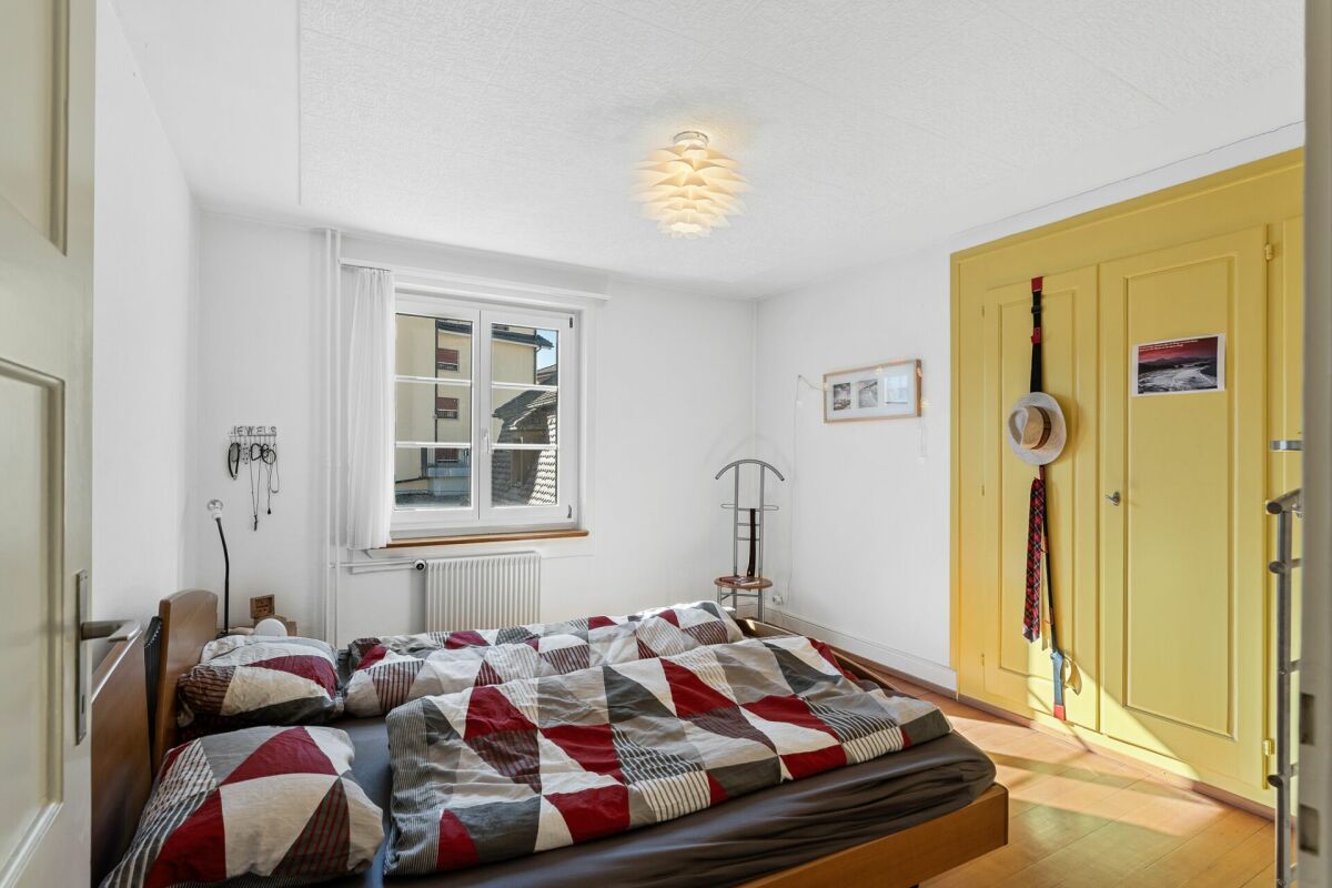 Helles Schlafzimmer mit gelbem Kleiderschrank
