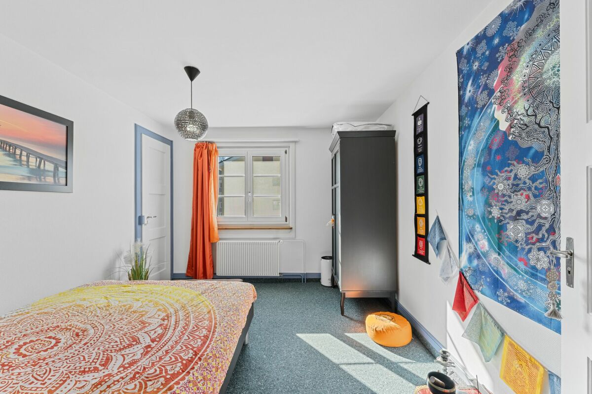 Bunt eingerichtetes Schlafzimmer