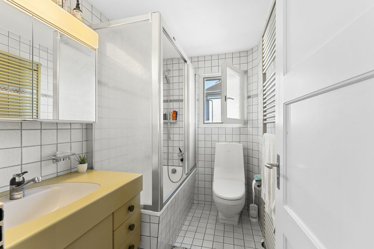 Kleines helles Badezimmer mit Duschbad und WC