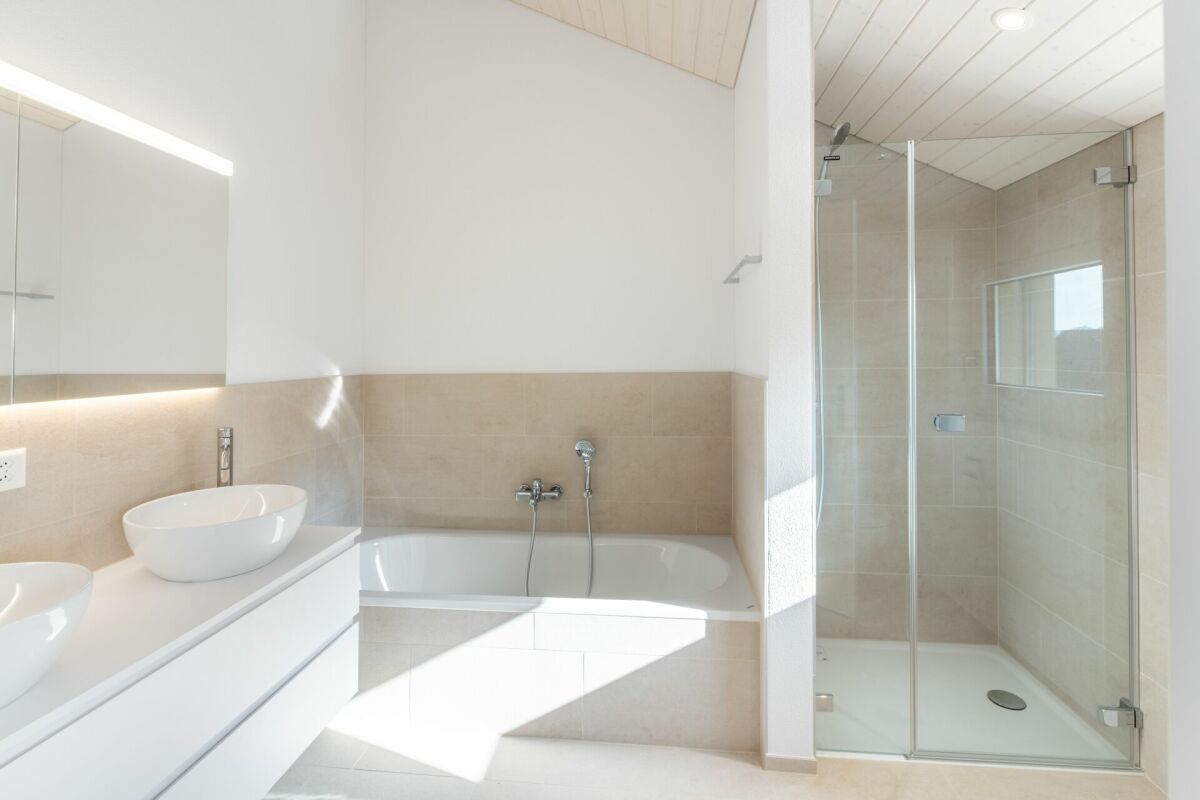 Modernes Bad mit Badewanne und Glasdusche