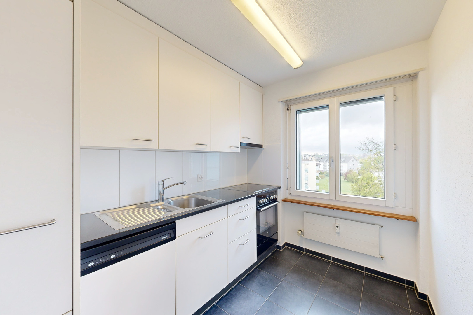 Helle Einbauküche mit Fenster