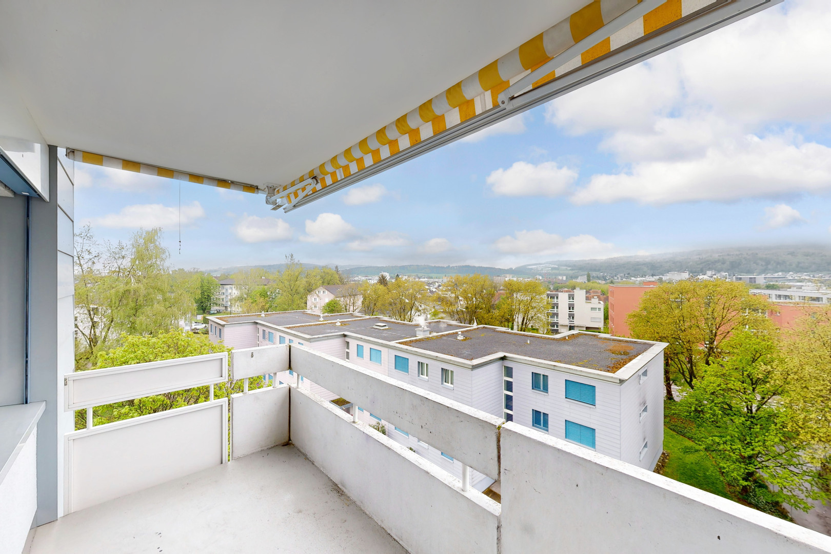 Überdachter Balkon mit weitem Ausblick