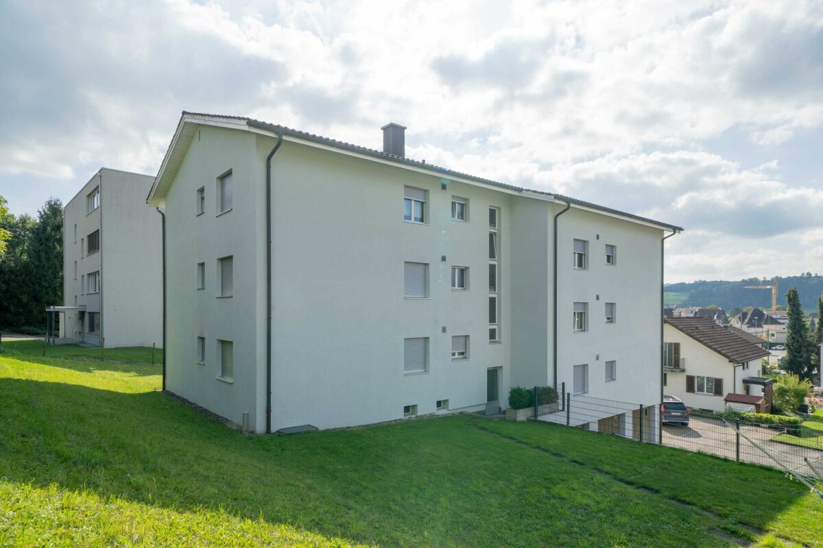 Mehrfamilienhaus mit Wiese und Hanglage
