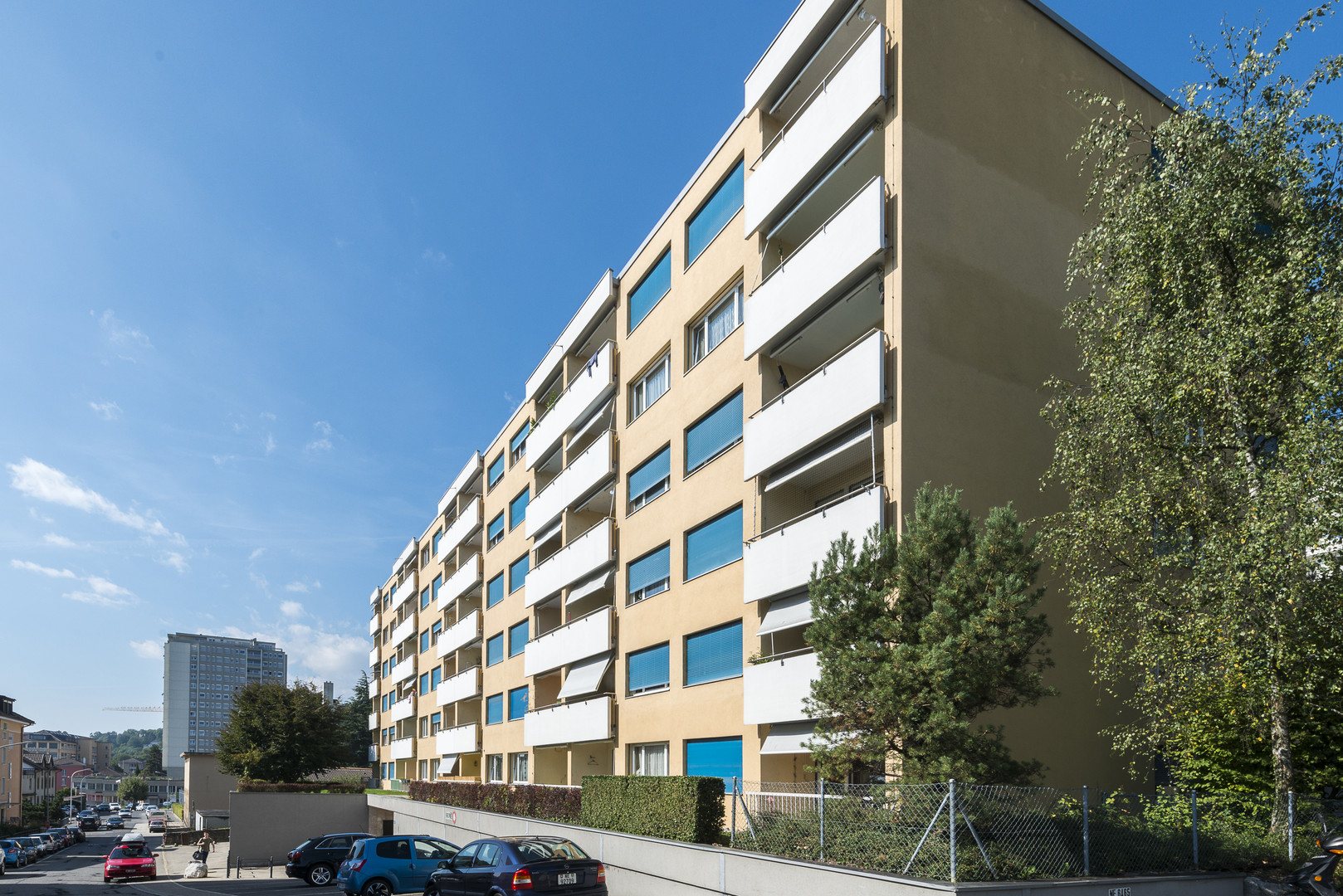 Mehrfamilienhaus mit Balkonen