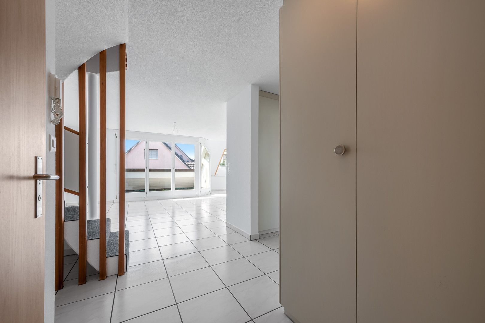 Heller Wohnbereich mit Treppe und großem Fenster