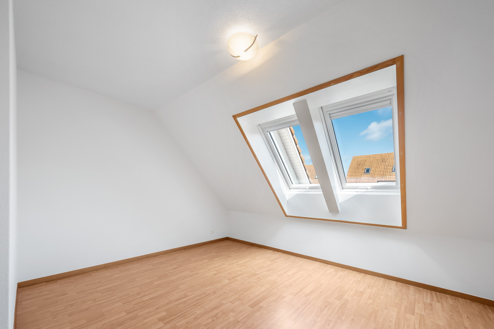 Dachzimmer mit Dachfenstern