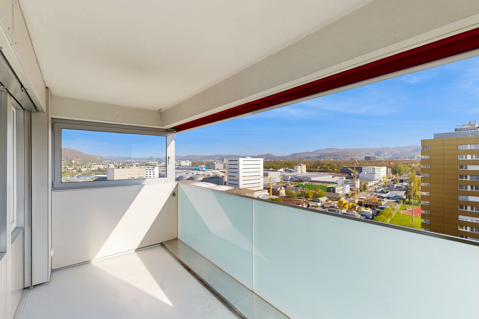 Balkon mit Stadt- und Bergblick