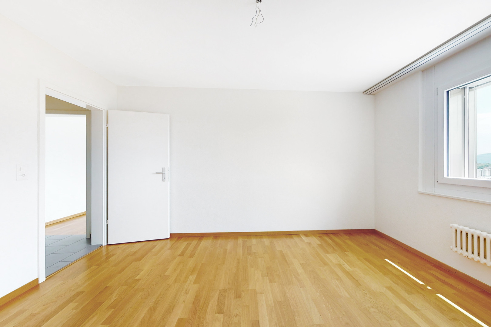 Heller leerer Raum mit Parkettboden