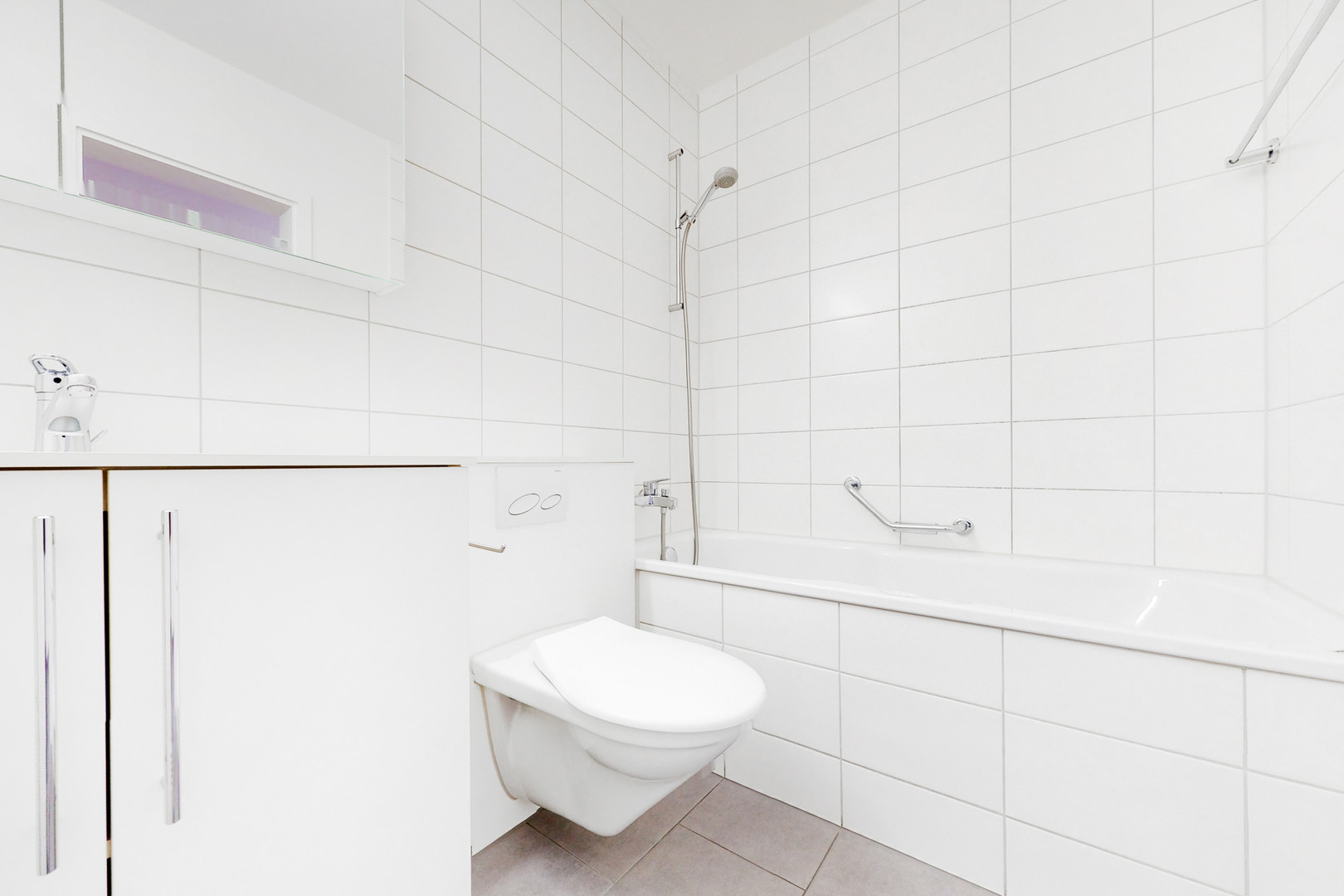 Modernes weißes Badezimmer mit Badewanne und WC